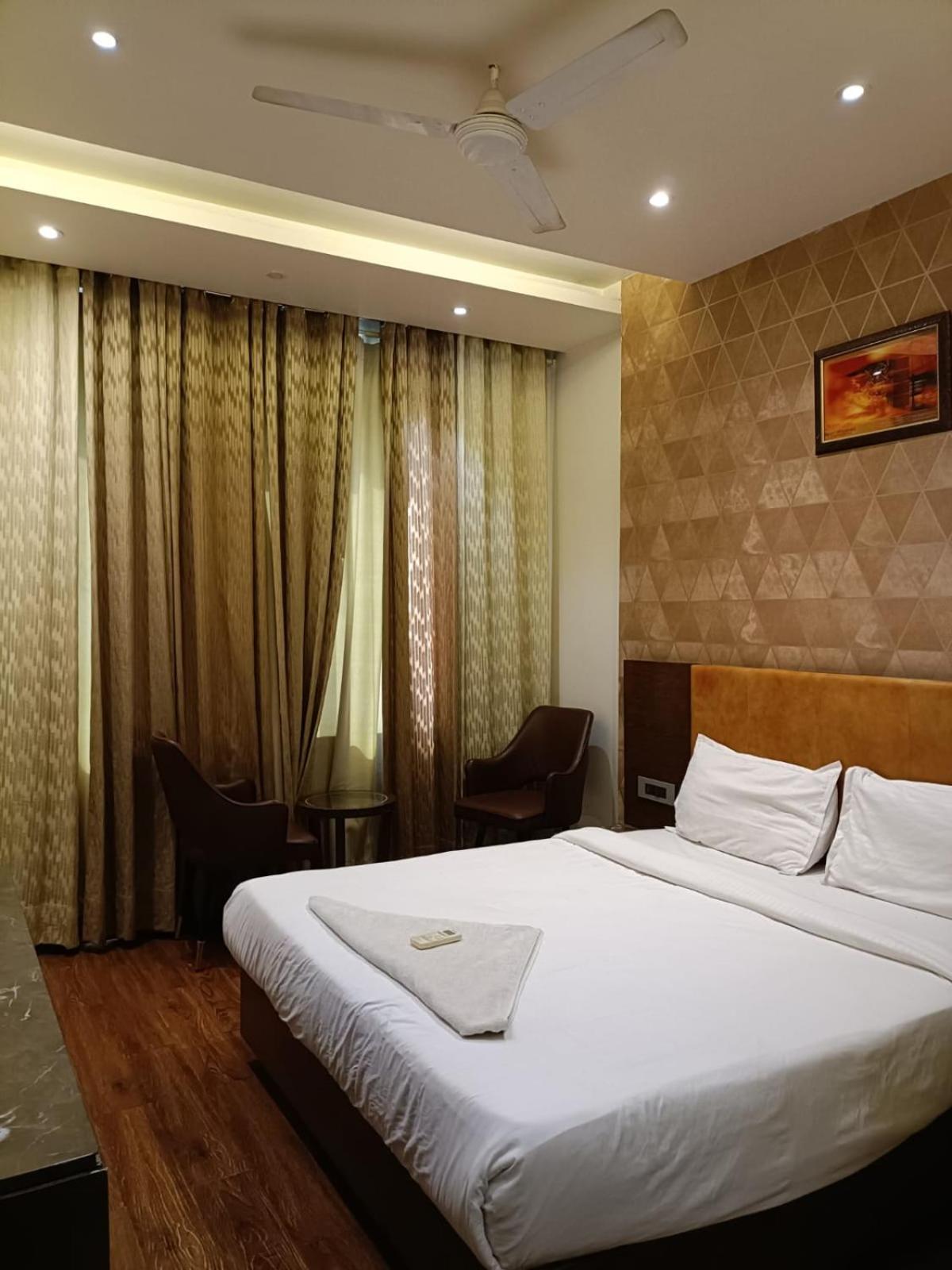 Hotel Parklane Агра Екстер'єр фото